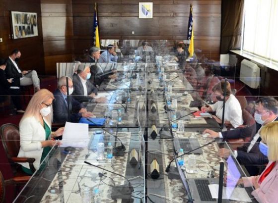 Porezi i doprinosi u junu 727,2 miliona KM, 33 posto veći nego u junu lani