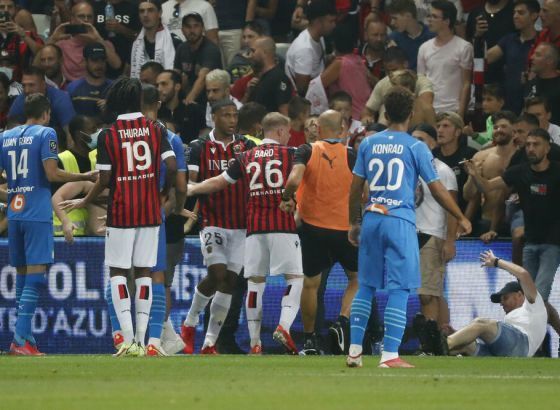 Haos na Azurnoj obali: Navijači ušli na teren, tukli se sa Pajeom, prekinut derbi