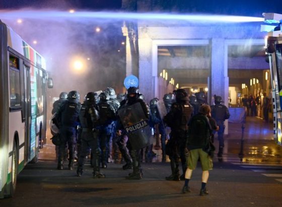 Nasilni prosvjedi u Ljubljani zbog covid potvrda, intervenirala policija