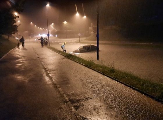 Nezapamćeno nevrijeme u Ljubljani: Automobili zarobljeni na cestama, vjetar obarao stabla