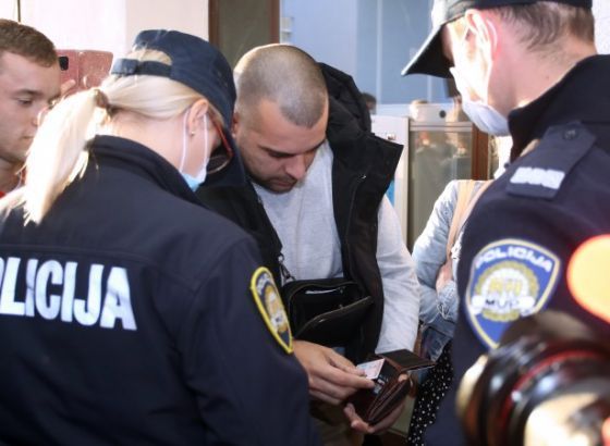 RH: Policija legitimirala prosvjednike protiv uvođenja obaveznih covid potvrda