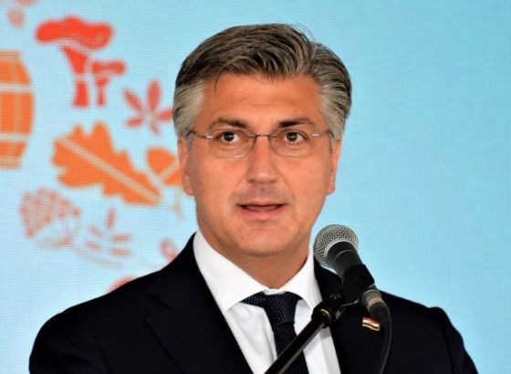 Plenković: Negiranje hrvatskog jezika u srpskom udžbeniku sramotno i nedopustivo