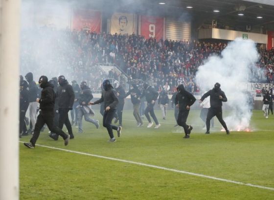 Navijači se tukli, igrači posmatrali: Derbi u Slovačkoj trajao 15 minuta