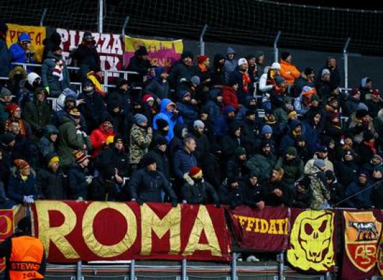 Navijači Rome postrojili igrače, Ejbrahamu prevodili, Pelegrini dobio dres nazad