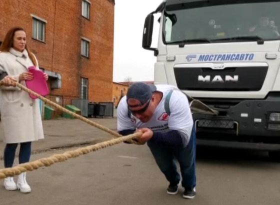 Da li je ovo najsnažniji čovjek na svijetu: Ruski Hulk savladao 53 tone