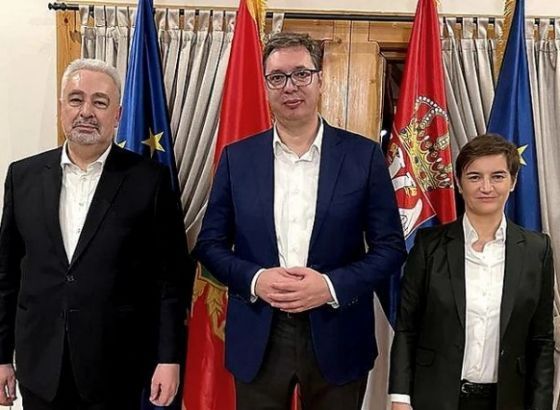 OPET SE U KARTE GLEDA: Sastali se Vučić i Krivokapić, a preko stola razvučena mapa