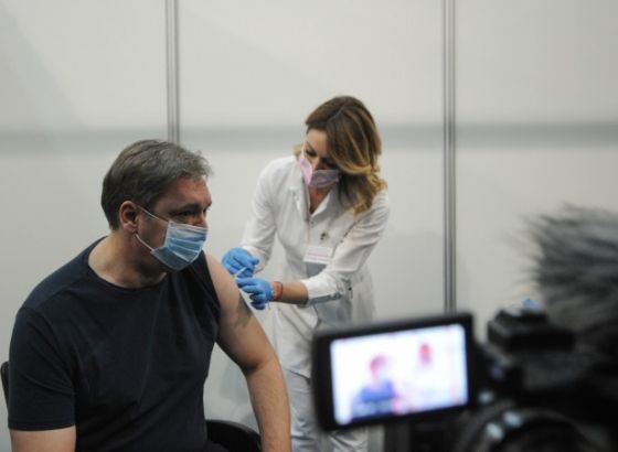 Vučić u živom tv prijenosu primio treću dozu cjepiva