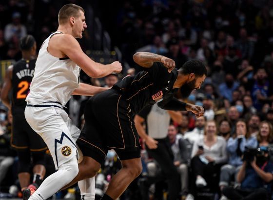 Jokić suspendovan jednu utakmicu, Moris i Batler novčano kažnjeni