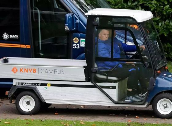 Van Gal povrijeđen pred meč odluke, na trening došao kao da ide na golf