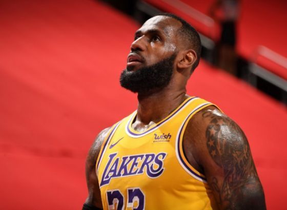 Lebron Džejms isključen zbog udaranja, Lejkersi bez njega preokrenuli i prekinuli seriju poraza