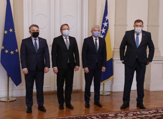Počeo susret članova Predsjedništva BiH s evropskim komesarom za proširenje