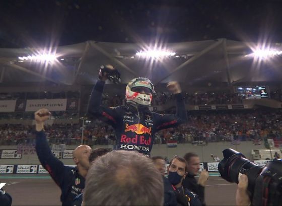 Verstappen u posljednjem krugu sezone došao do naslova prvaka