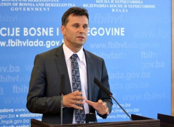 Premijer Novalić zatražio hitno usvajanje zakona o podršci porodicama s djecom