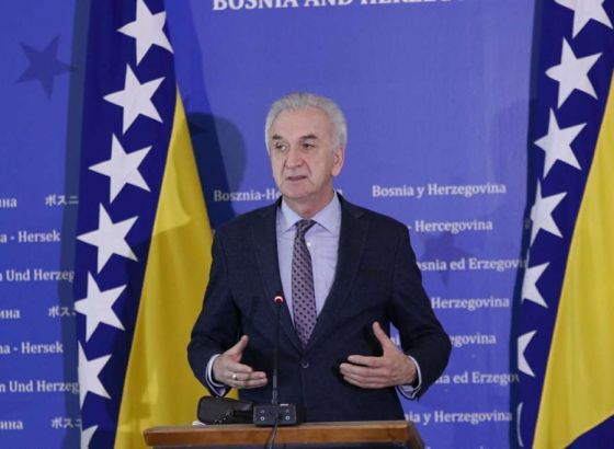 Šarović: Prestanite zveckati oružjem