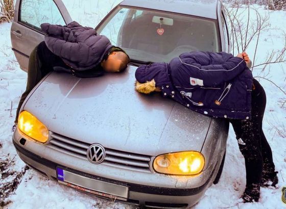 Dvije osobe lišene slobode u policijskoj potjeri, jedan policajac lakše povrijeđen