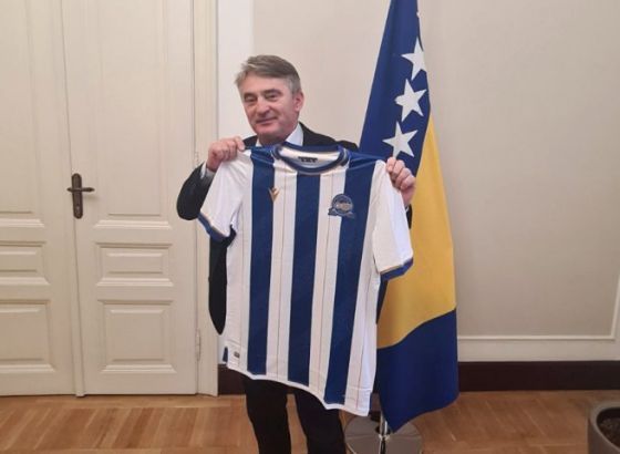 Željko Komšić dobio stogodišnji dres Želje