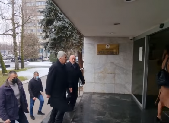 Borci ispred NSRS-a izviždali Dodika i Čovića, uzvikivali: Lopovi, lopovi...