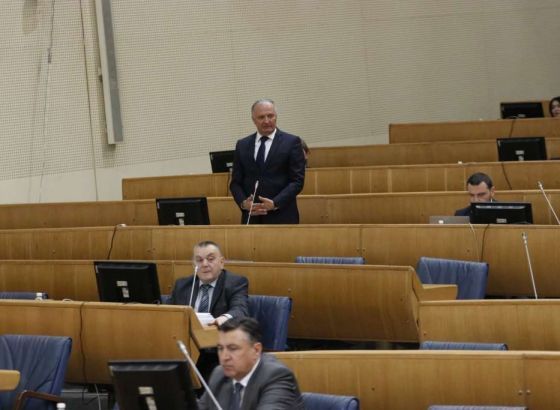Helez pitao Bevandu ko potpisuje plaće poslanicima iz RS-a koji ne dolaze na posao