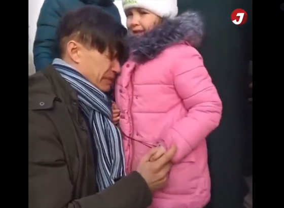 (VIDEO) POTRESNE SCENE IZ UKRAJINE: Teški i tužni rastanak oca od njegovih najmilijih