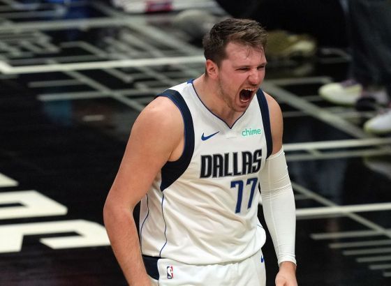 Dončić duplo bolji od Karija, nemoć Lejkersa u gradskom derbiju