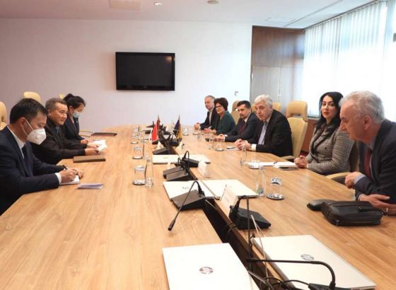 Članovi Grupe prijateljstva za Aziju PSBiH s ambasadorom Ji Pingom o unapređenju saradnje