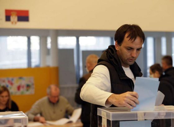 Izbore u Srbiji obilježili nejednaki uvjeti za njihove sudionike – međunarodno promatrači