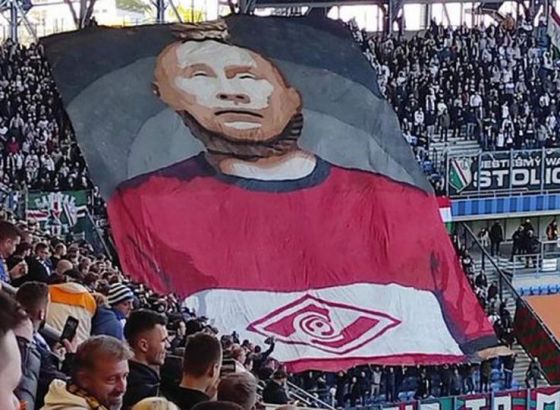 Navijači objesili  Vladimira Putina, a stadion počeo pljeskati kada je vidio što piše