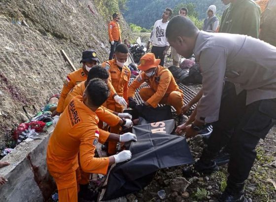 Prevrnuo se kamion s rudarima u Indoneziji, 18 ljudi poginulo