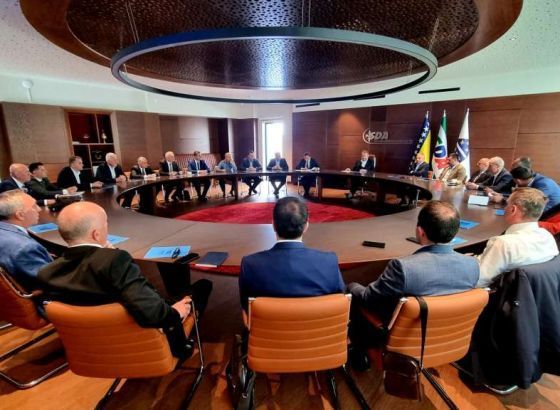 SDA - Izetbegović i Novalić s članovima Savjeta načelnika i gradonačelnika SDA