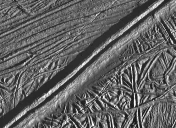 Naučnici riješili misterij grebena na površini ledenog Jupiterovog mjeseca Europe