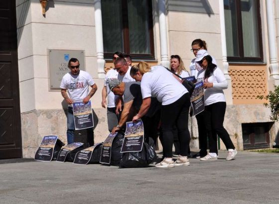 GI 'Jer nas se tiče' performansom podsjetila na rješavanje problema deponije 'Uborak'