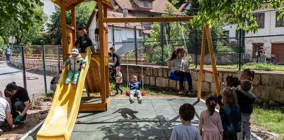 IT Kompanija Atlantbh I Udru enje Pomozi ba Obnovili Igrali te Za Djecu 
