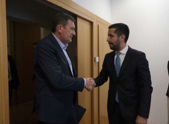 Ministar Mitrović razgovarao u Albaniji sa srbijanskim ministrom saobraćaja Momirovićem