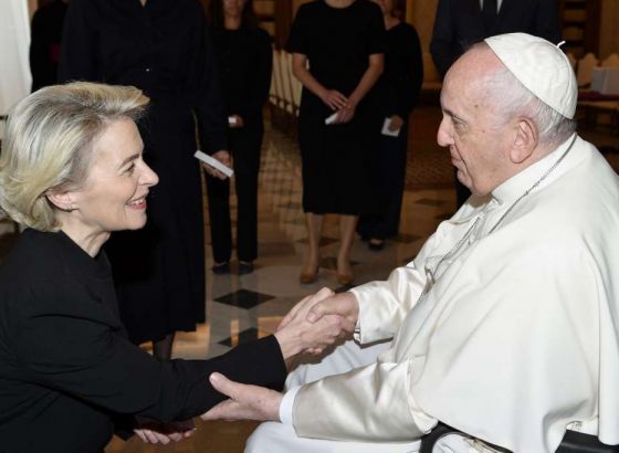 Von der Leyen s papom Franjom razgovarala o Ukrajini