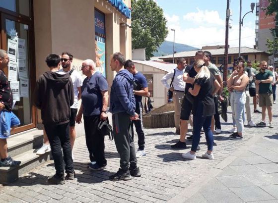 Zeničani ponovo u redu čekaju na kupovinu ulaznica za utakmicu nogometnih "Zmajeva"