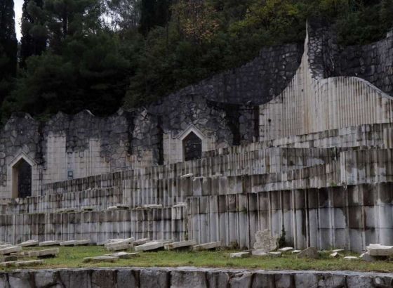 SDPBiH osudio uništavanje spomen-ploča na Partizanskom groblju u Mostaru  