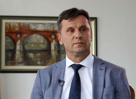 Novalić najoštrije osudio vandalski pohod na Partizanskom groblju u Mostaru