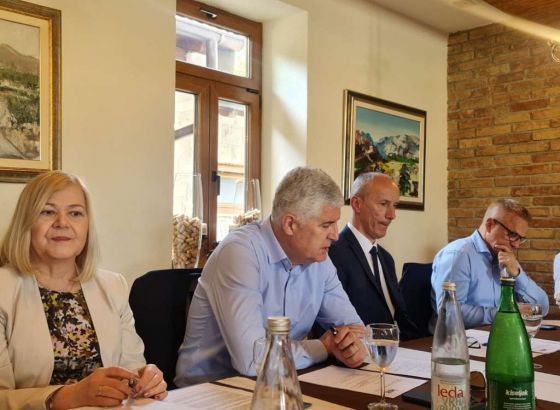 Čović s Milasom, predsjednicima županijskih vlada te gradonačelnicima HDZ-a na sastanku u Ravnom