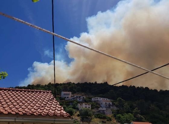 Požari na Braču i Hvaru, mobilizirane sve snage, gase i kanaderi