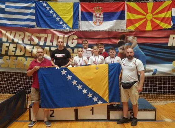 Mladi hrvači Bosne osvojili tri zlata na turniru u Mladenovcu