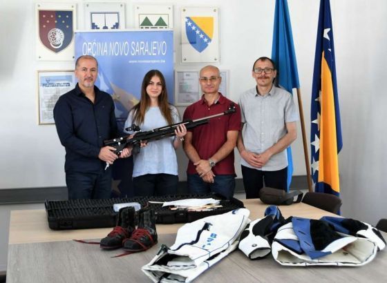 Tanović uručio novu opremu Aji Basarić državnoj reprezentativki u streljaštvu