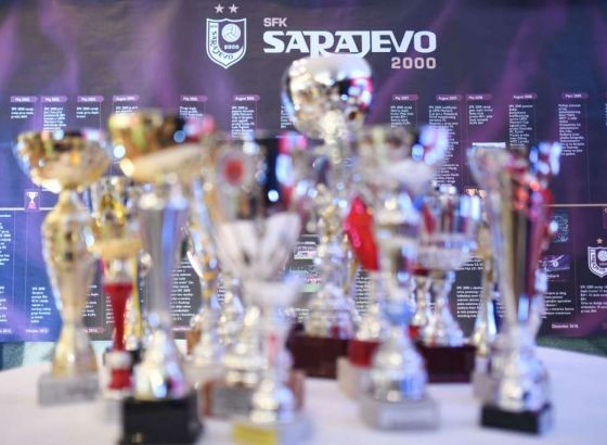 U Pozorištu mladih održana izložba "Dame u kopačkama" o SFK 2000 Sarajevo
