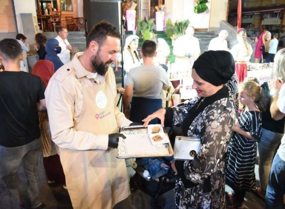 'Okusi Sarajeva' oduševili građane i turiste ispred Gradske tržnice Sarajevo
