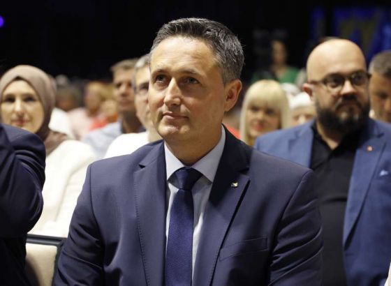 Bećirović: Svaka Čovićeva prijetnja rezultira novim autobusom građana iz Hercegovine koji bježe na Zapad