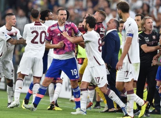 Penal u završnici, pa poništen gol za pobjedu i neredi: Juveu samo bod protiv Salernitane