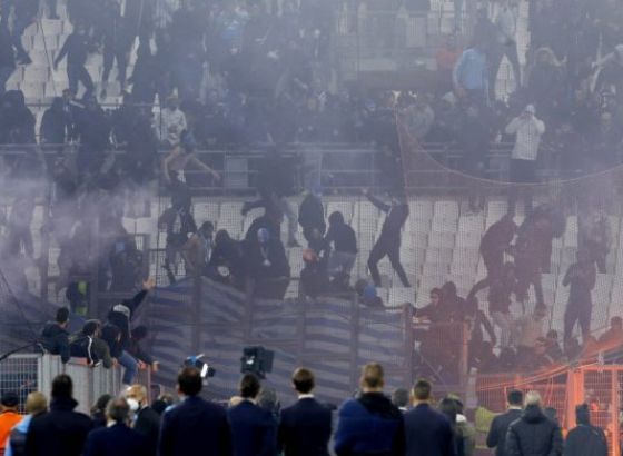 Užas u Marseju - navijaču Ajntrahta raketom slomljeni vratni pršljen i tri rebra