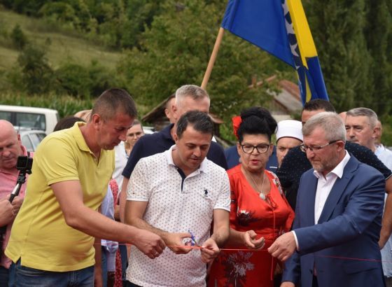 Otvaranje puteva pred izbore u Visokom: Gradonačelnik s nekoliko kandidata sa svoje liste za 2,3 kilometra puta