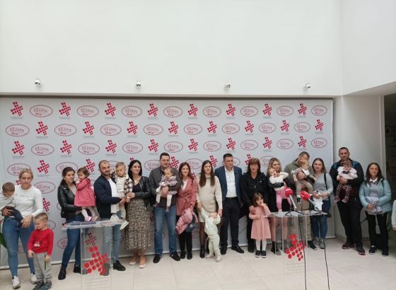 DR.ĐAJIĆ U ŽURBI: Bebama rođenim na njegov rođendan po 100KM, pa druženje i promocija pred izbore