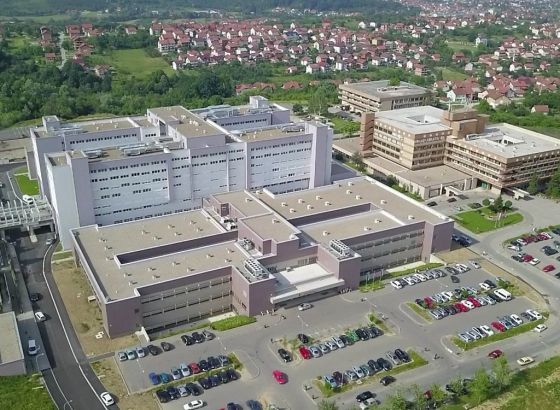 ZLOUPOTREBA "BIJELIH" MANTILA NA UKCRS: Obavezno prisustvo svih zaposlenih i to u bijelim mantilima