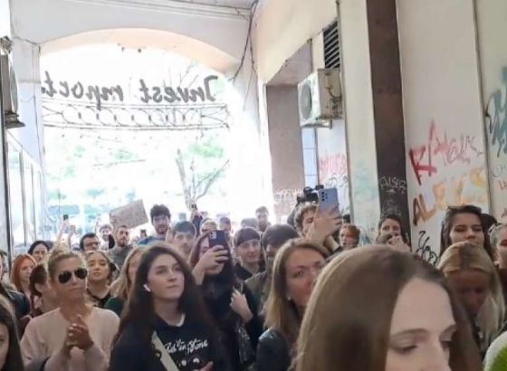 Održan prosvjed u Beogradu ispred dnevnog lista koji je objavio intervju s višestrukim silovateljem